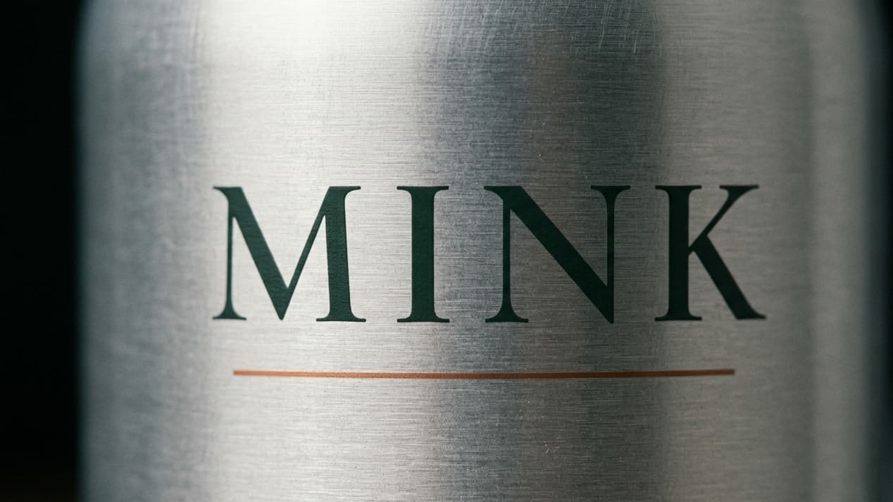 Close detail of the copper line on the brushed aluminum bottle